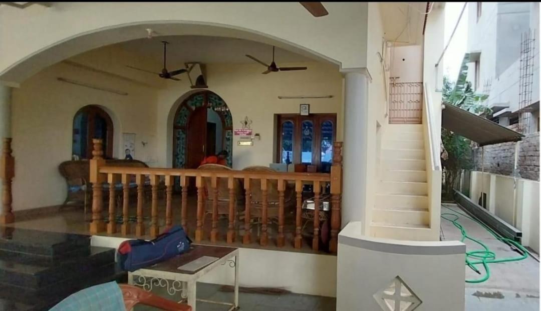 Bharathi Bhavanam Kāraikkudi Buitenkant foto